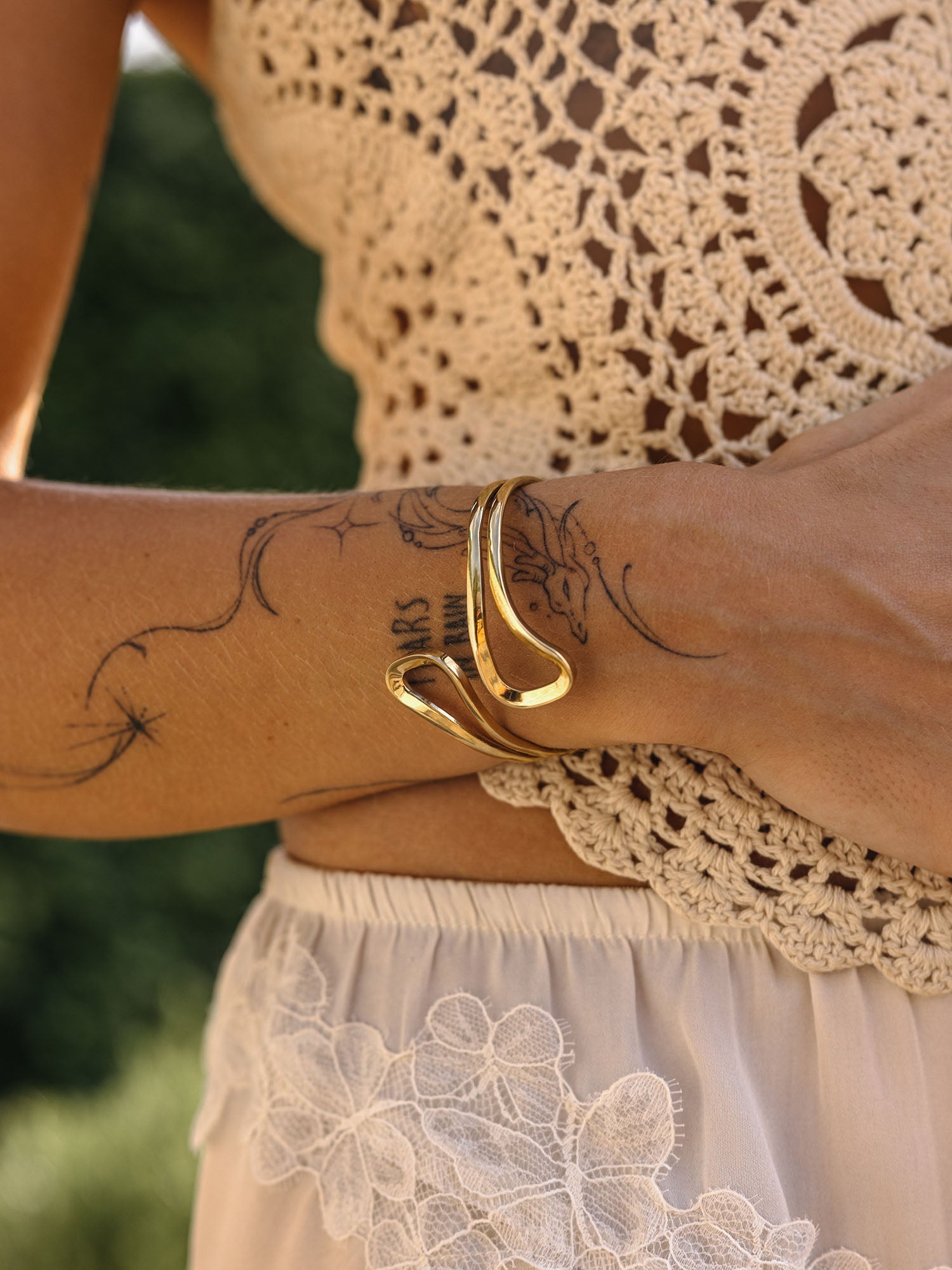 purelei-journey-armcuff-armreif-geschwungen-aus-edelstahl image 2