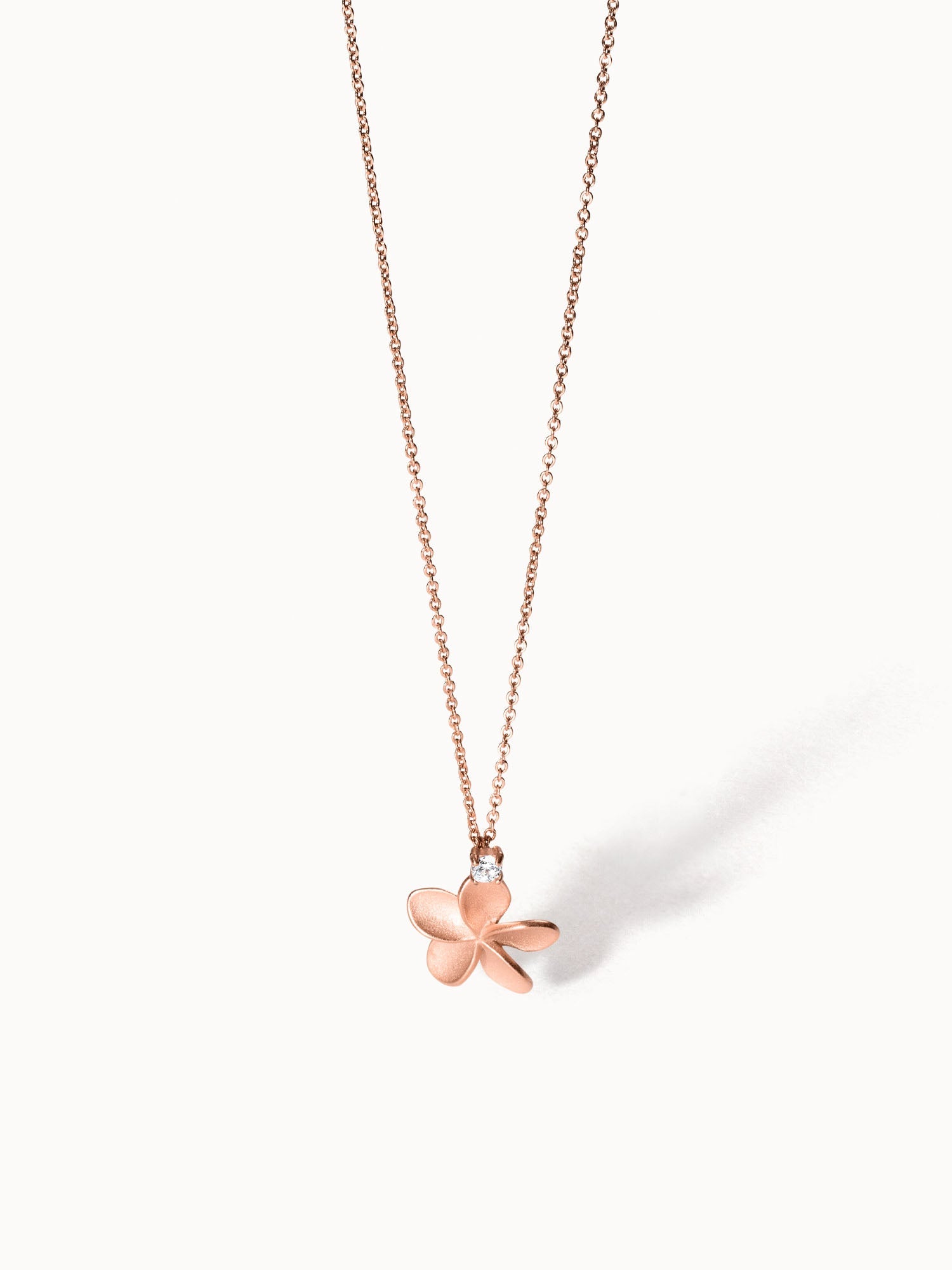 purelei-mahina-club-empowher-kette-plumeria-statement-in-gold image 7