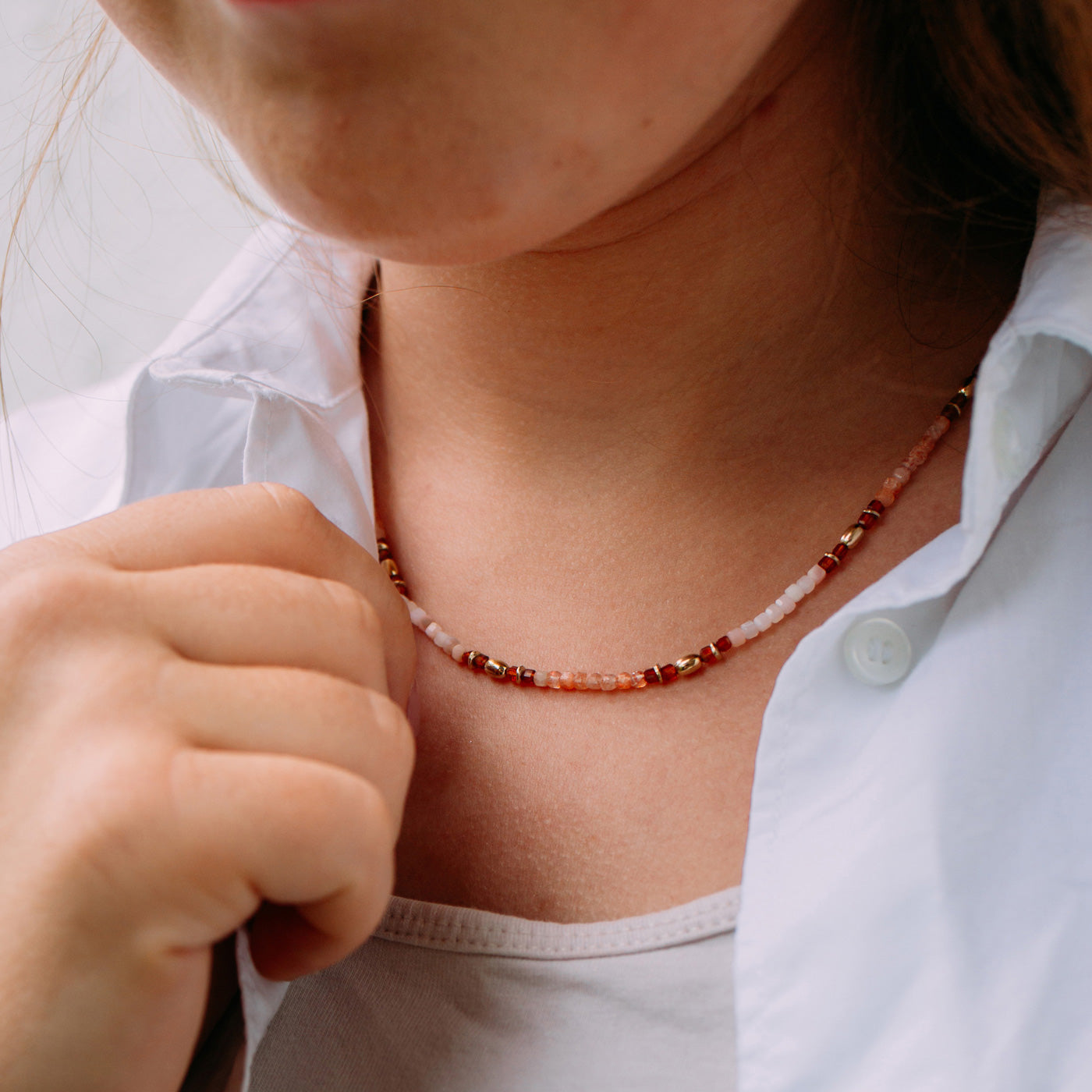julie-julsen-loving-stones-halskette-gold-mit-142-edelsteinen-hessonit-granat-op image 2