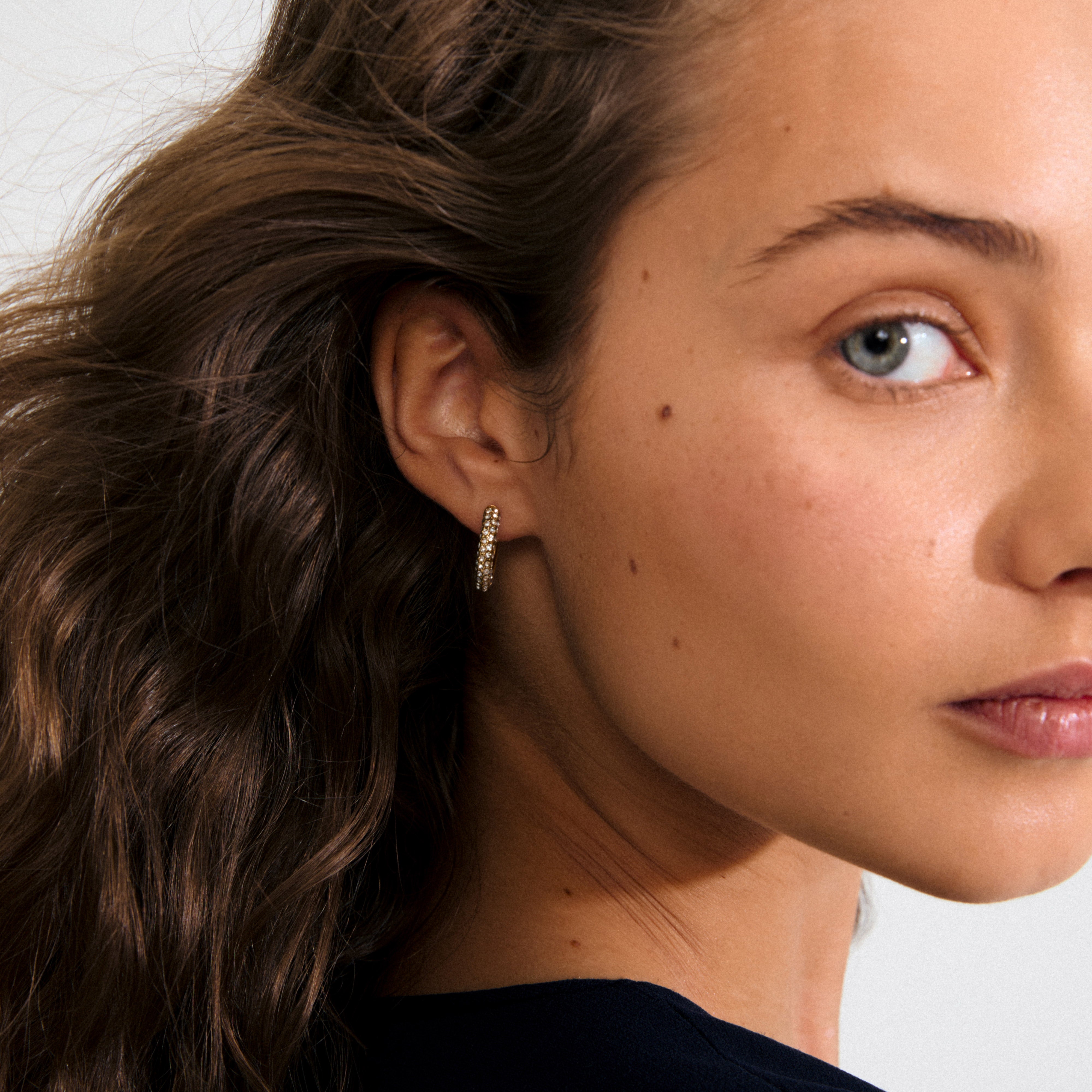 pilgrim-tatum-medium-hoops-vergoldet-mit-preciosa-kristallen image 2