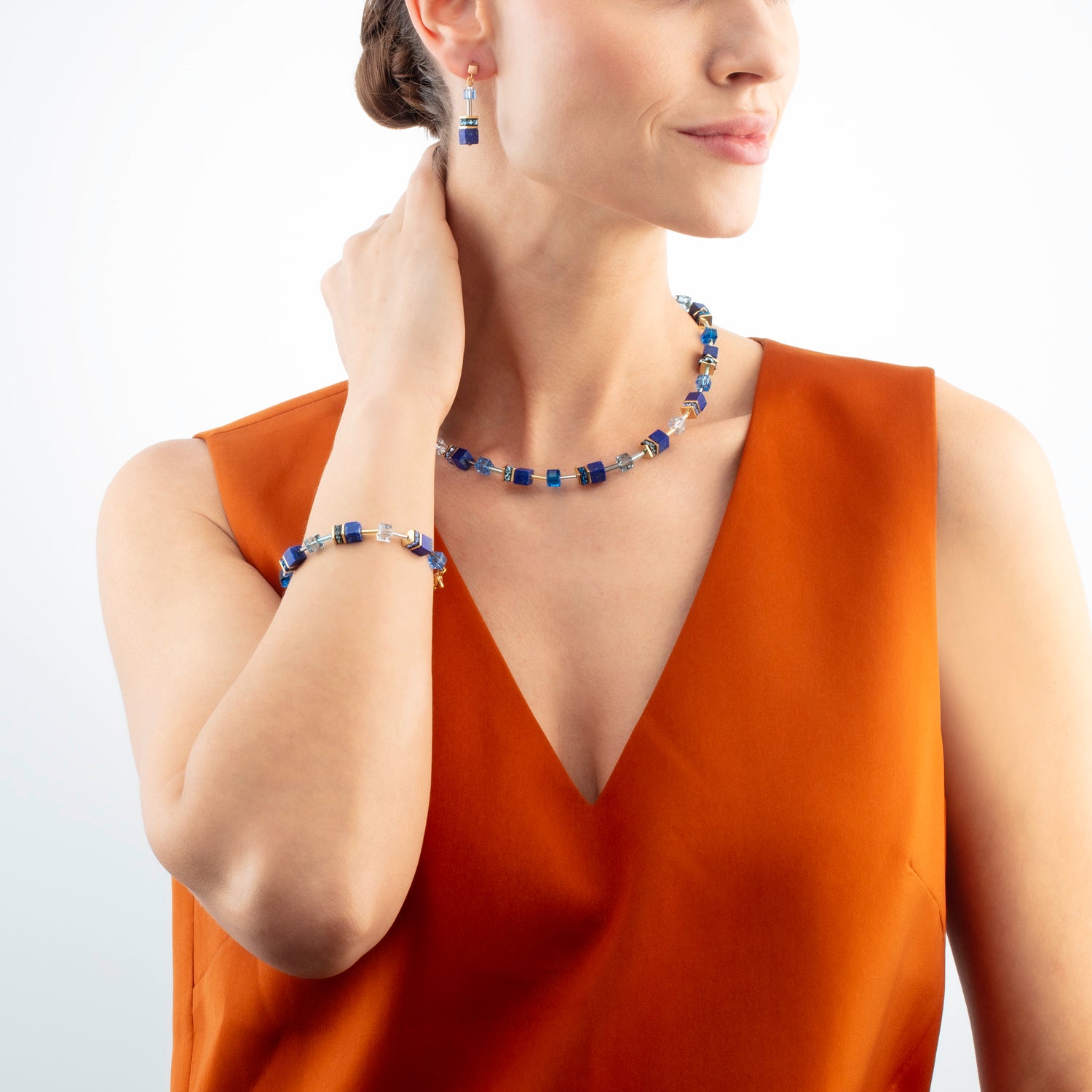 coeur-de-lion-geocube-iconic-precious-ohrringe-blau-lapislazuli-gold image 4