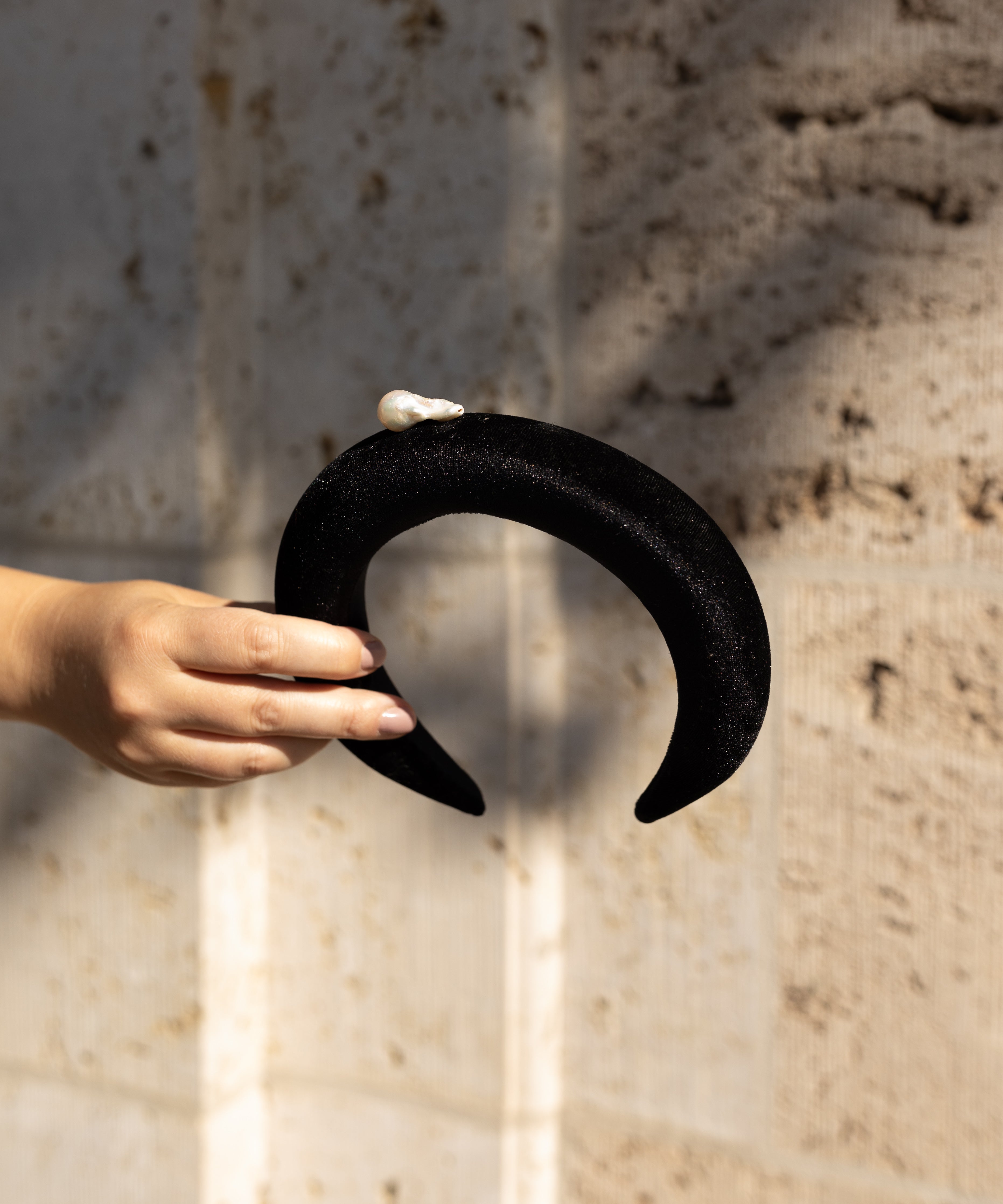 wald-berlin-baroque-pearl-headband-black-samt-haarband-mit-perle image 2