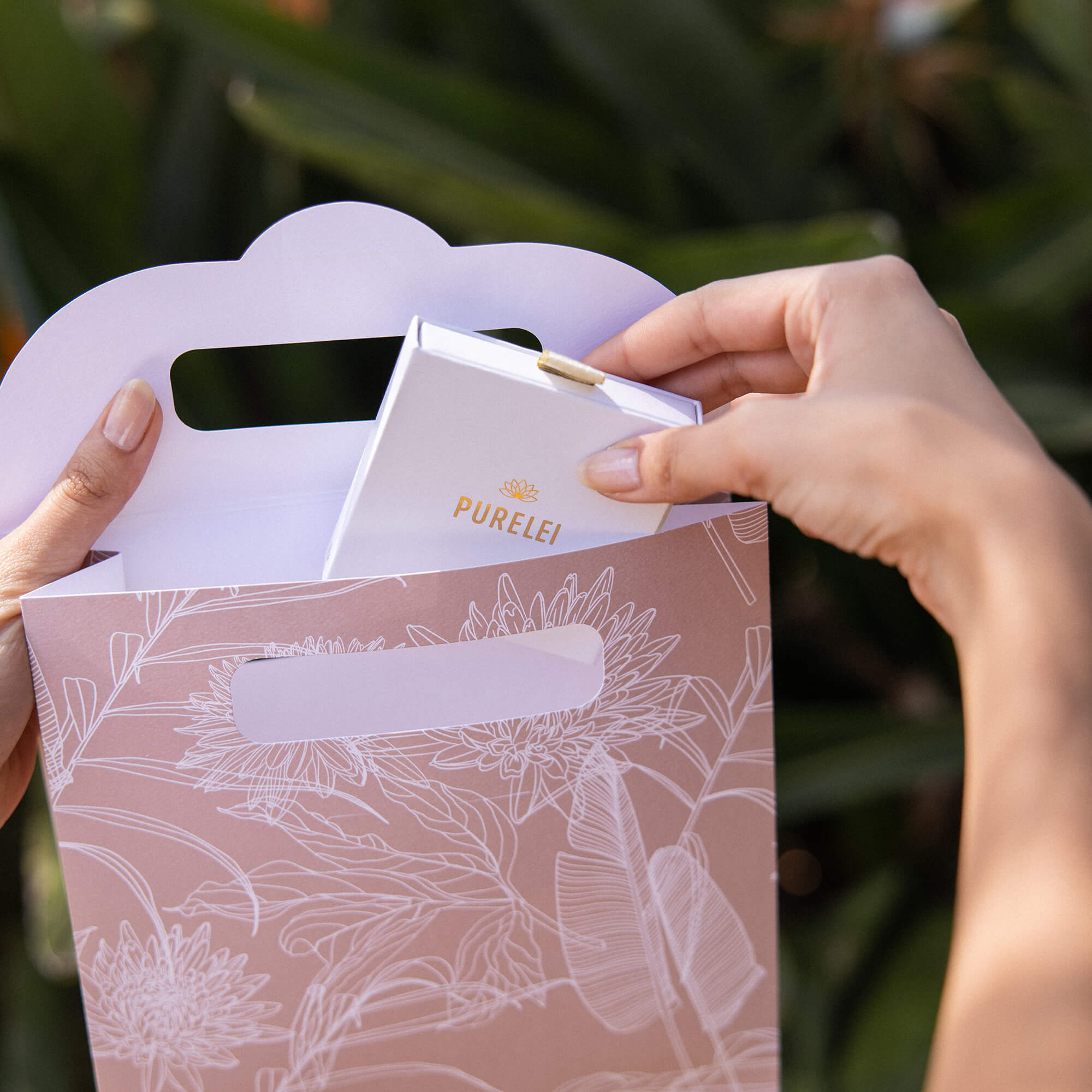 purelei-flora-gift-bag-geschenkverpackung-mauve-wei-gold-26-x-20-5-x-7-cm image 3