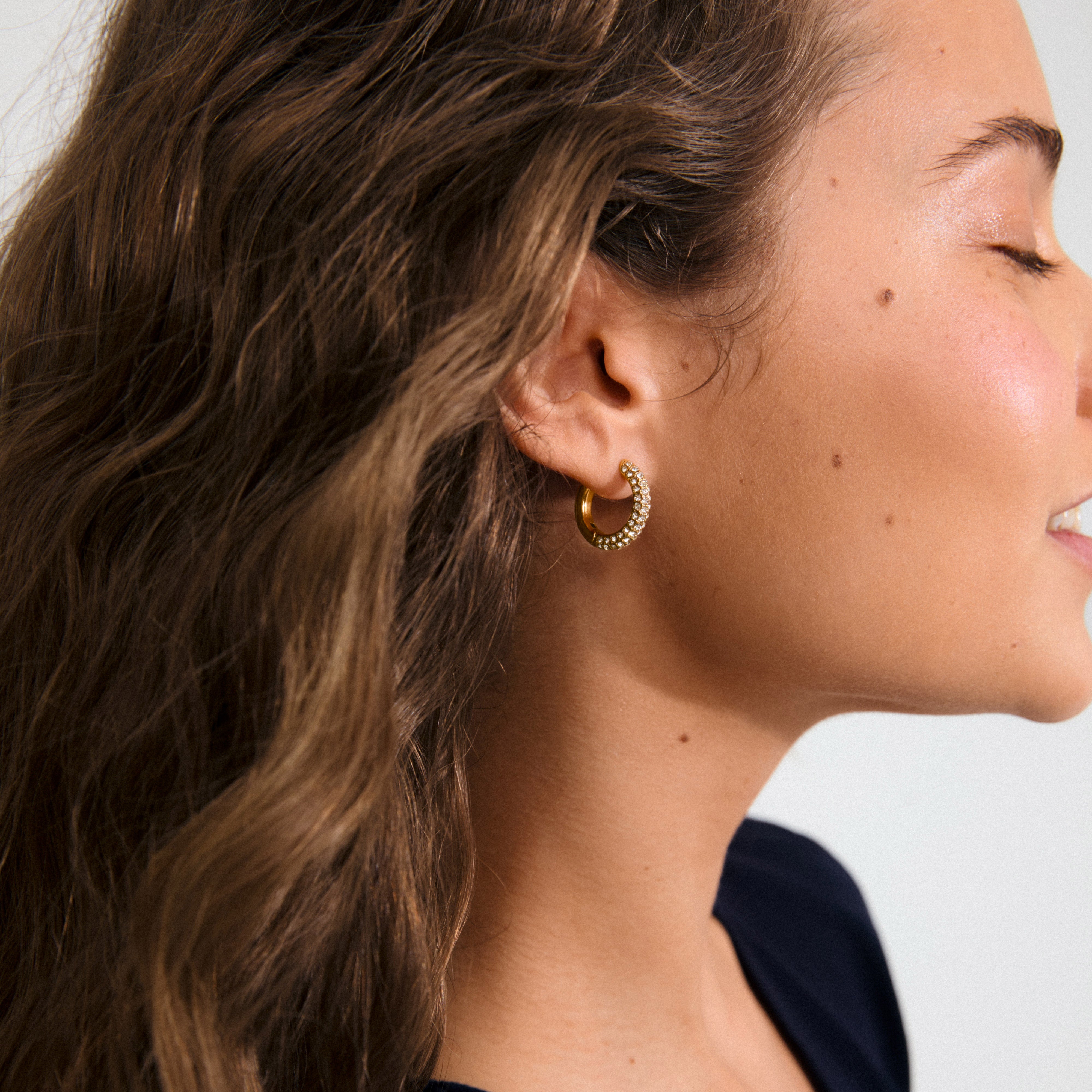 pilgrim-tatum-medium-hoops-vergoldet-mit-preciosa-kristallen image 3
