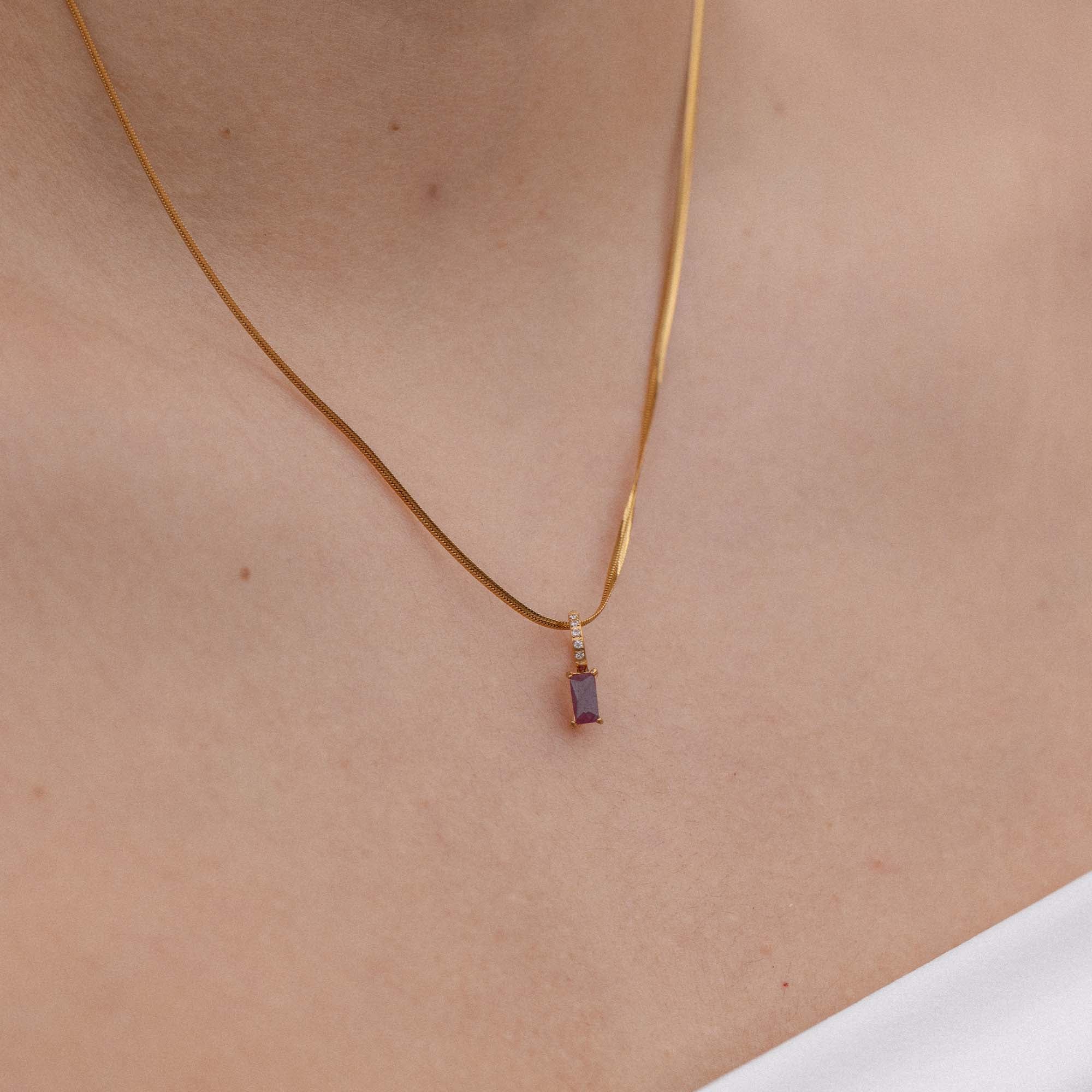 purelei-geburtsstein-juli-rubin-charm-baguette-schliff-anh-nger-gold image 2