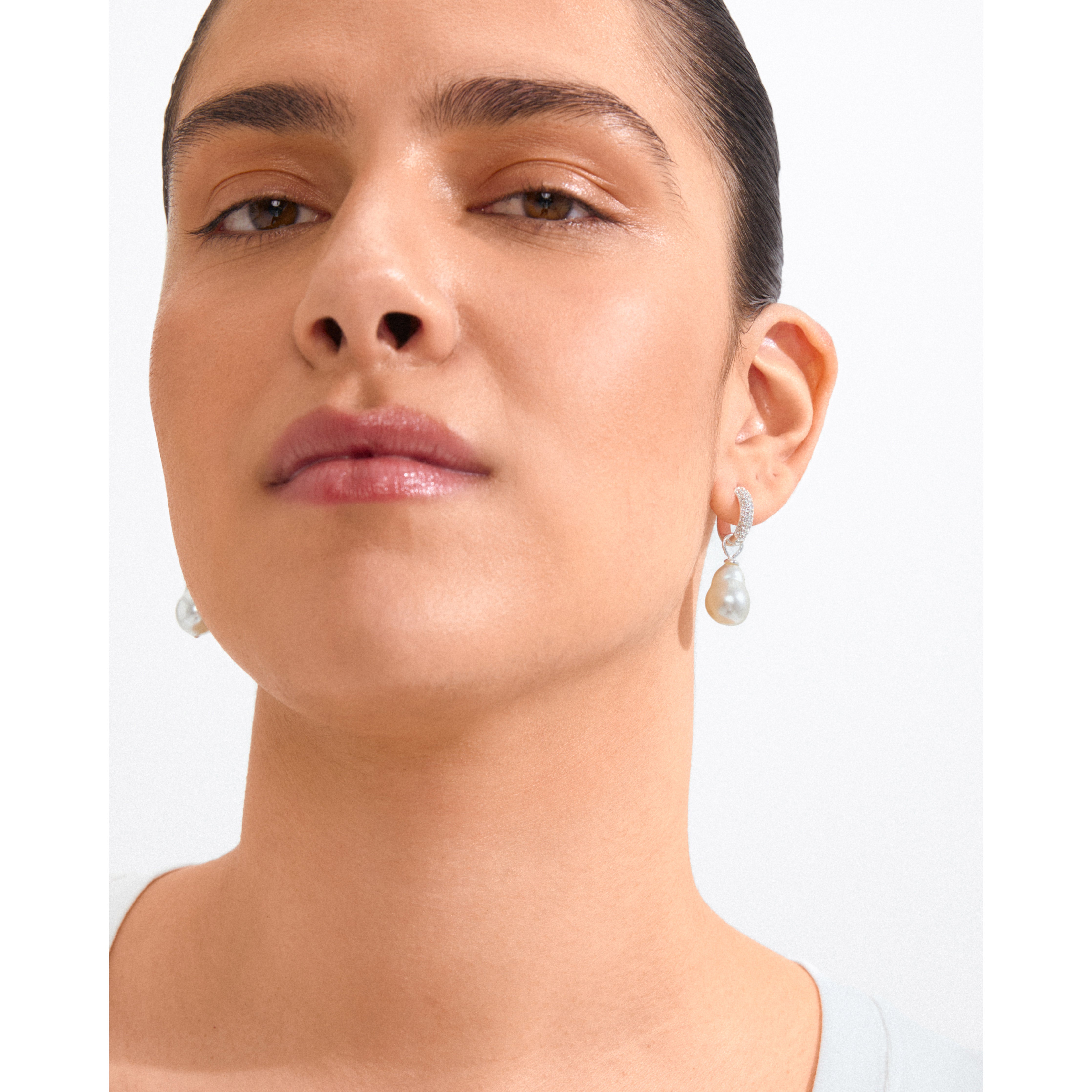 pilgrim-edele-perlen-ohrringe-versilbert-chunky-hoops-mit-preciosa-kristallen image 2