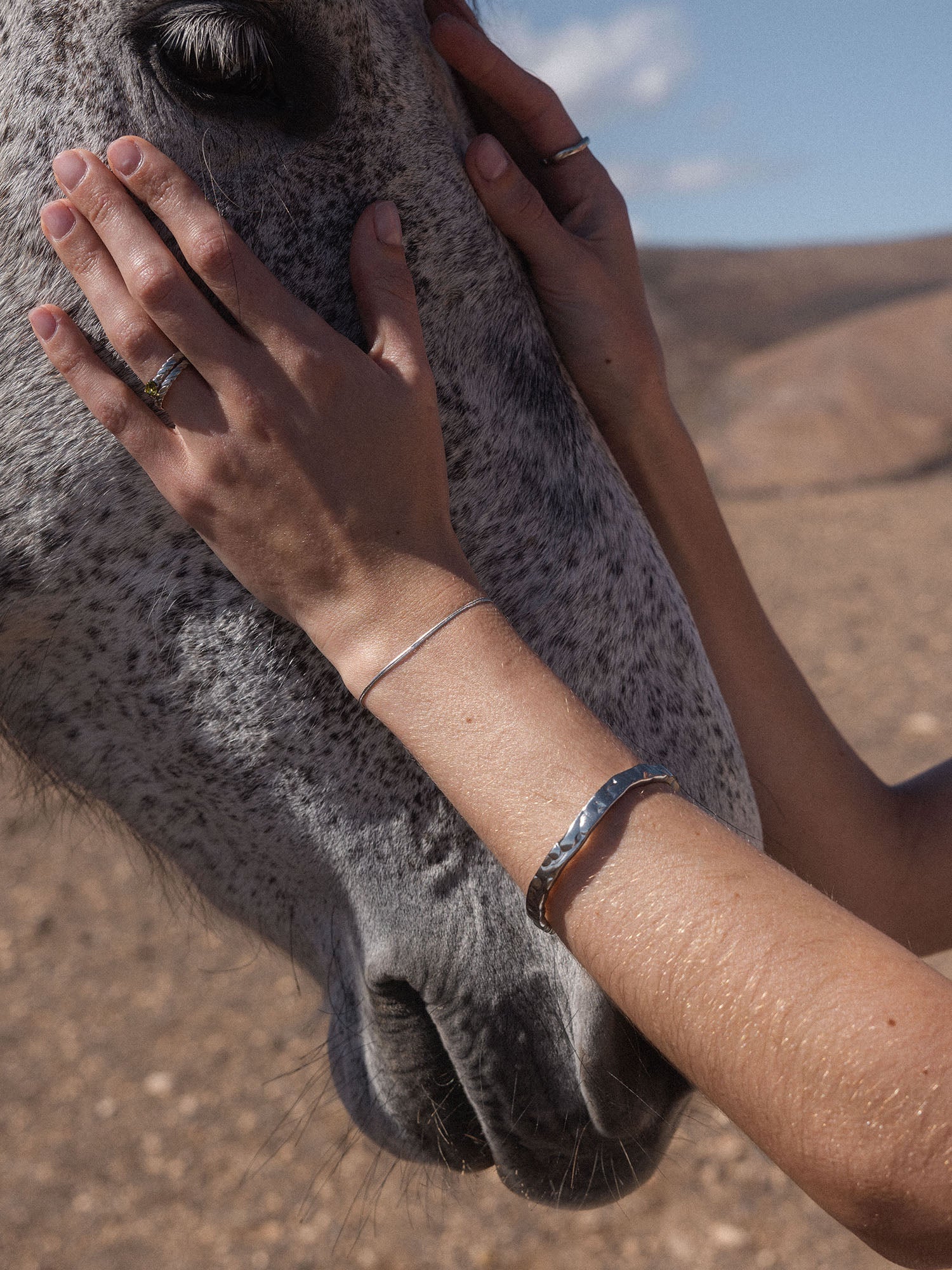 purelei-volcano-armreif-gehammerter-arm-cuff-aus-edelstahl-in-gold-silber-ros-go image 7