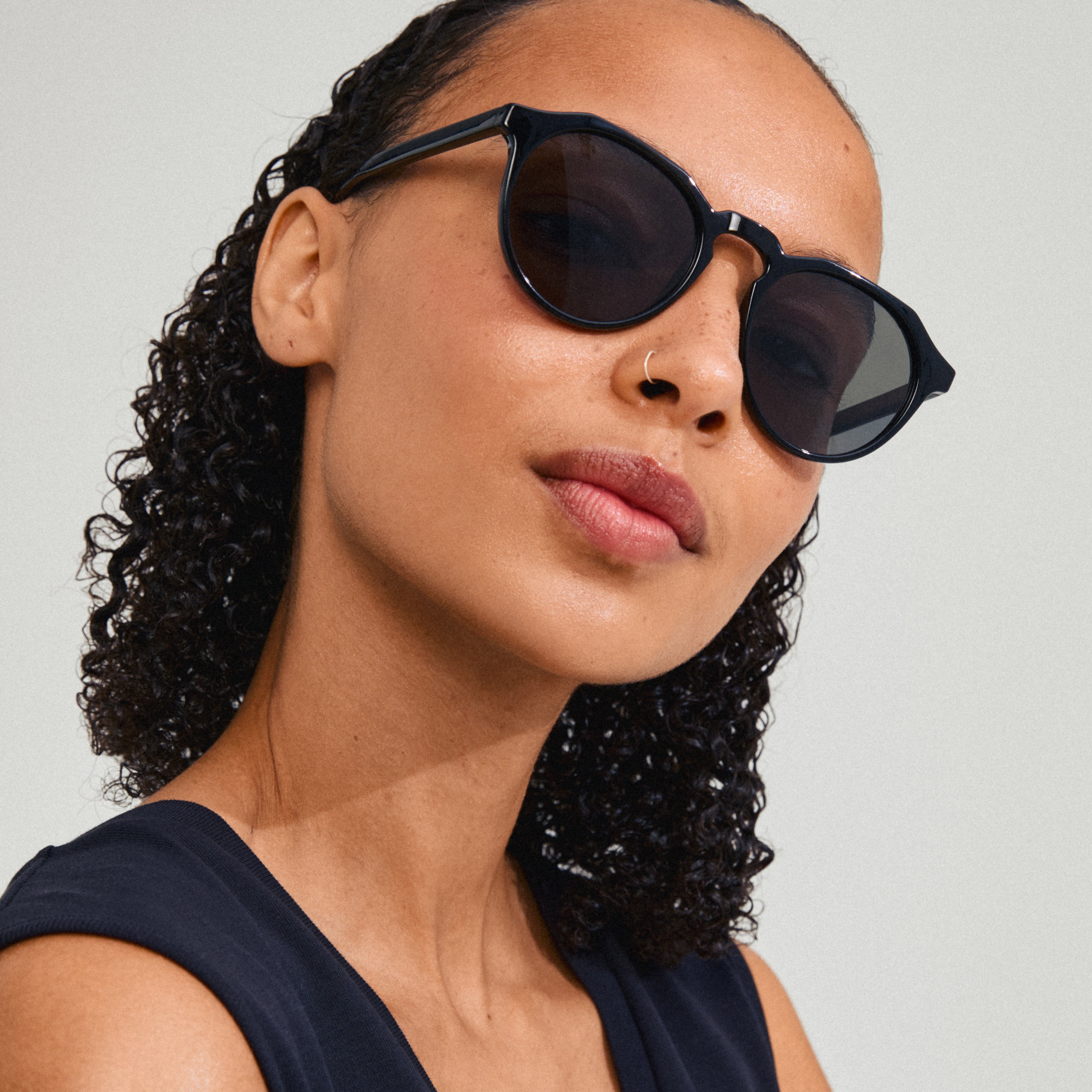 pilgrim-alejandra-sonnenbrille-schwarz-rund-eckig-mit-uva-uvb-schutz image 3